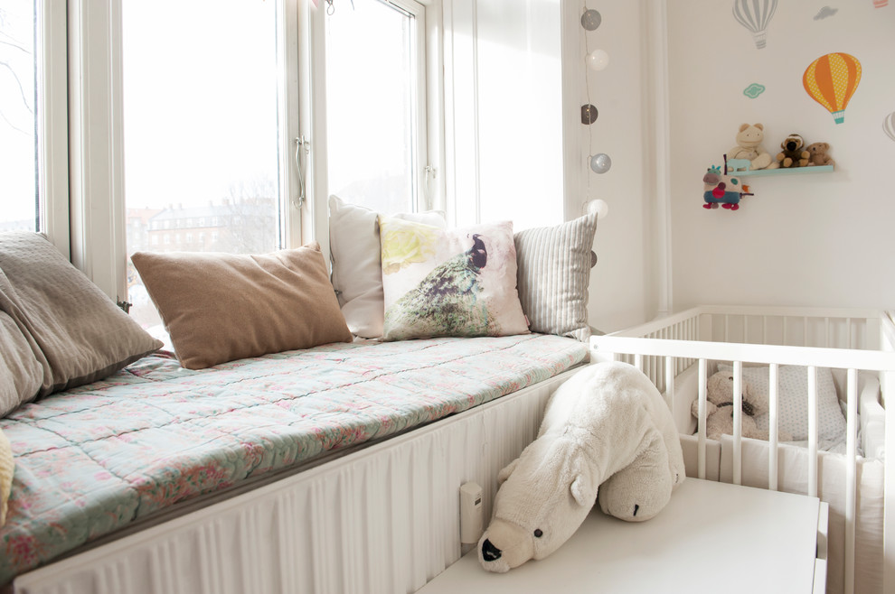 Modelo de dormitorio infantil de 1 a 3 años nórdico con paredes blancas