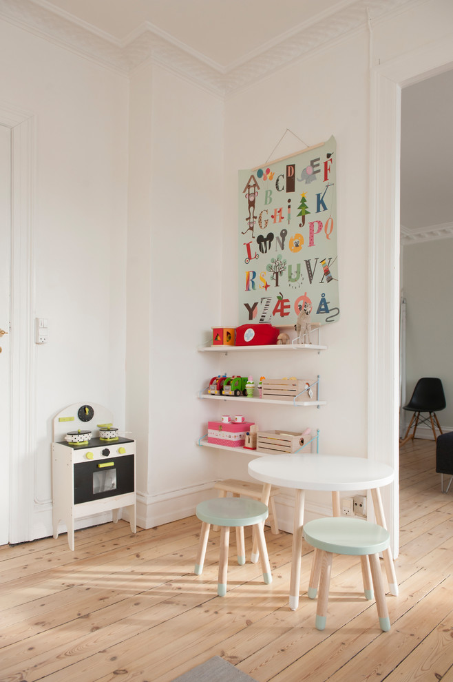 Idee per una cameretta per bambini da 1 a 3 anni nordica con pareti bianche, pavimento in legno massello medio e pavimento marrone