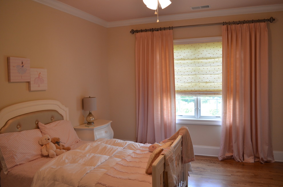 Foto på ett mellanstort vintage flickrum kombinerat med sovrum och för 4-10-åringar, med beige väggar och mellanmörkt trägolv
