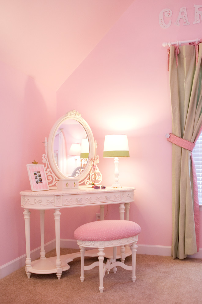 他の地域にある広いトラディショナルスタイルのおしゃれな女の子の部屋 (ピンクの壁、カーペット敷き、児童向け) の写真