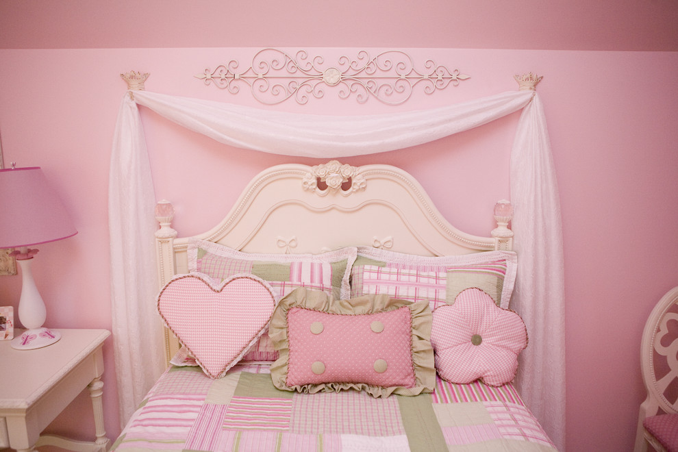 На фото: большая детская в классическом стиле с розовыми стенами, спальным местом и ковровым покрытием для ребенка от 4 до 10 лет, девочки с