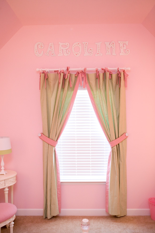 Modelo de dormitorio infantil de 4 a 10 años tradicional grande con paredes rosas y moqueta