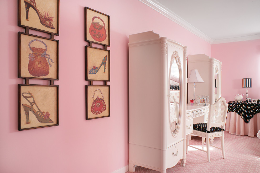Идея дизайна: огромная детская в классическом стиле с розовыми стенами, ковровым покрытием и спальным местом для ребенка от 4 до 10 лет, девочки