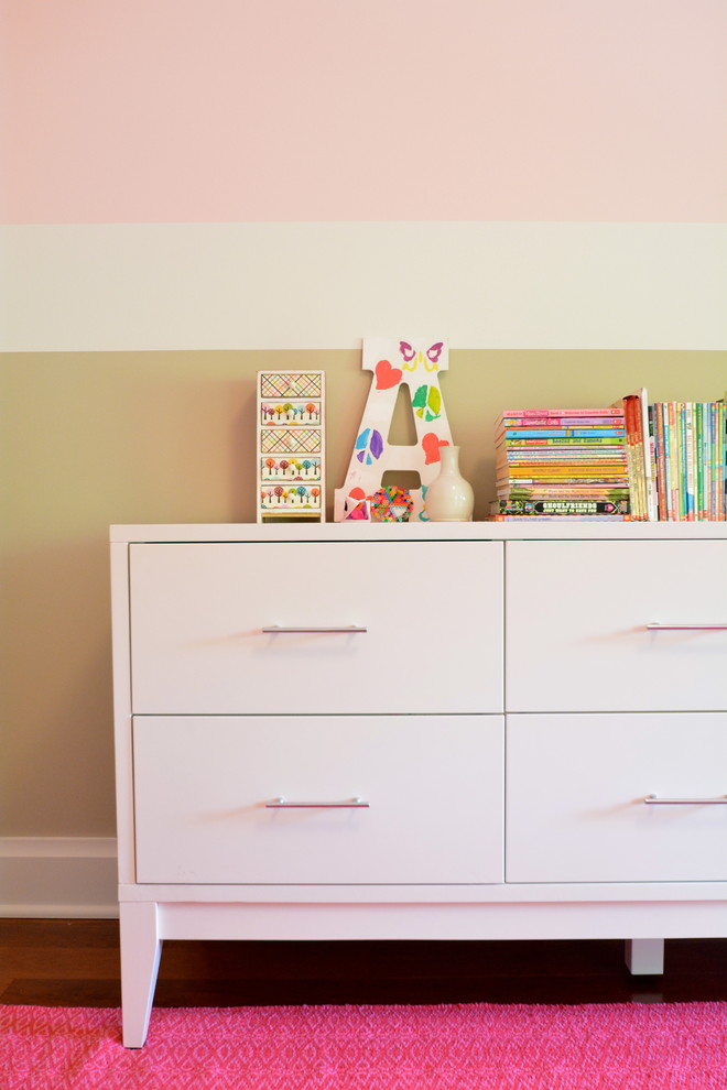 Inspiration pour une petite chambre d'enfant de 4 à 10 ans traditionnelle avec un mur rose et un sol en bois brun.