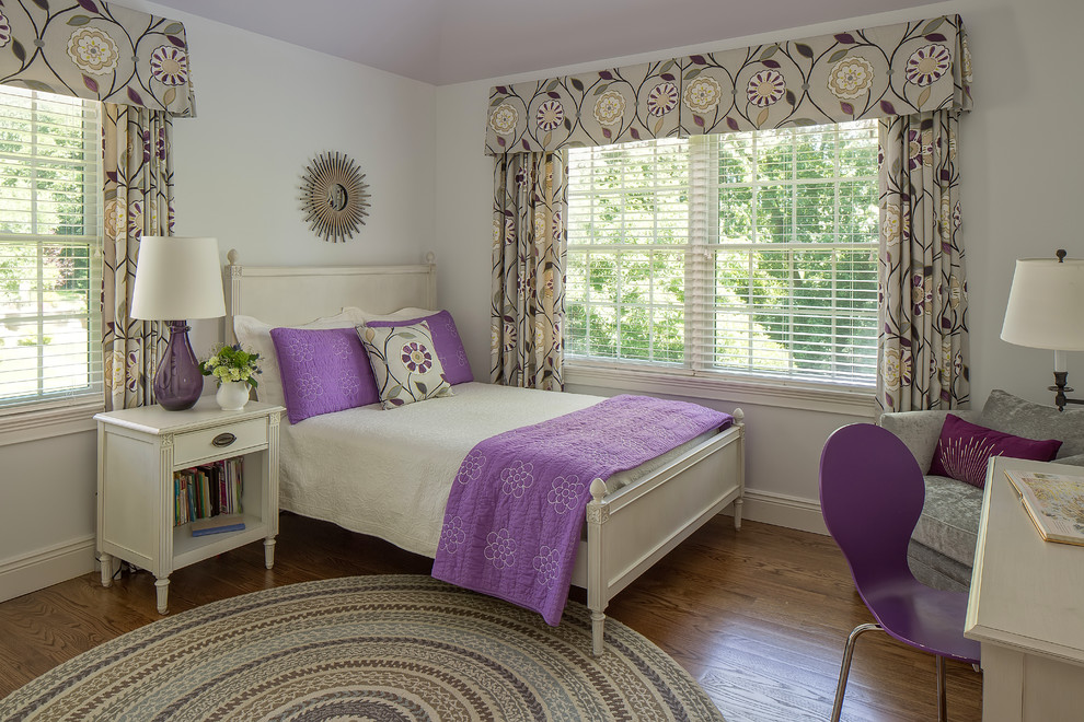 Foto på ett mellanstort eklektiskt flickrum kombinerat med sovrum och för 4-10-åringar, med lila väggar och mellanmörkt trägolv