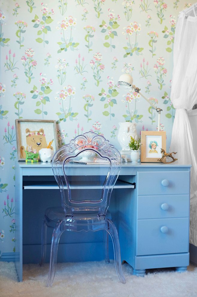 Foto di una grande cameretta per bambini da 4 a 10 anni shabby-chic style con pareti blu e moquette