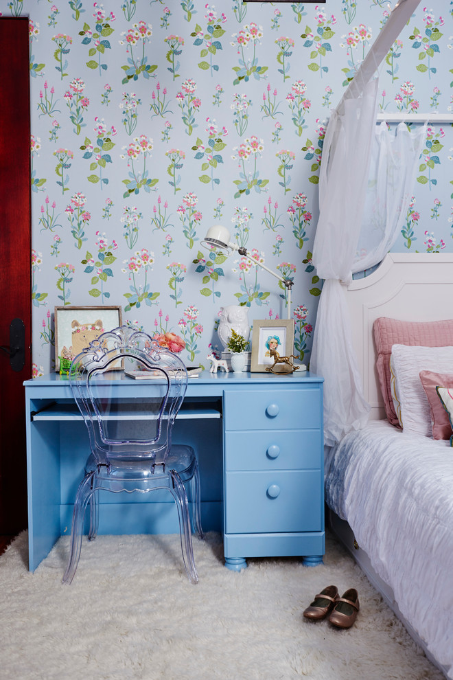 Foto på ett stort shabby chic-inspirerat flickrum kombinerat med sovrum och för 4-10-åringar, med blå väggar och heltäckningsmatta