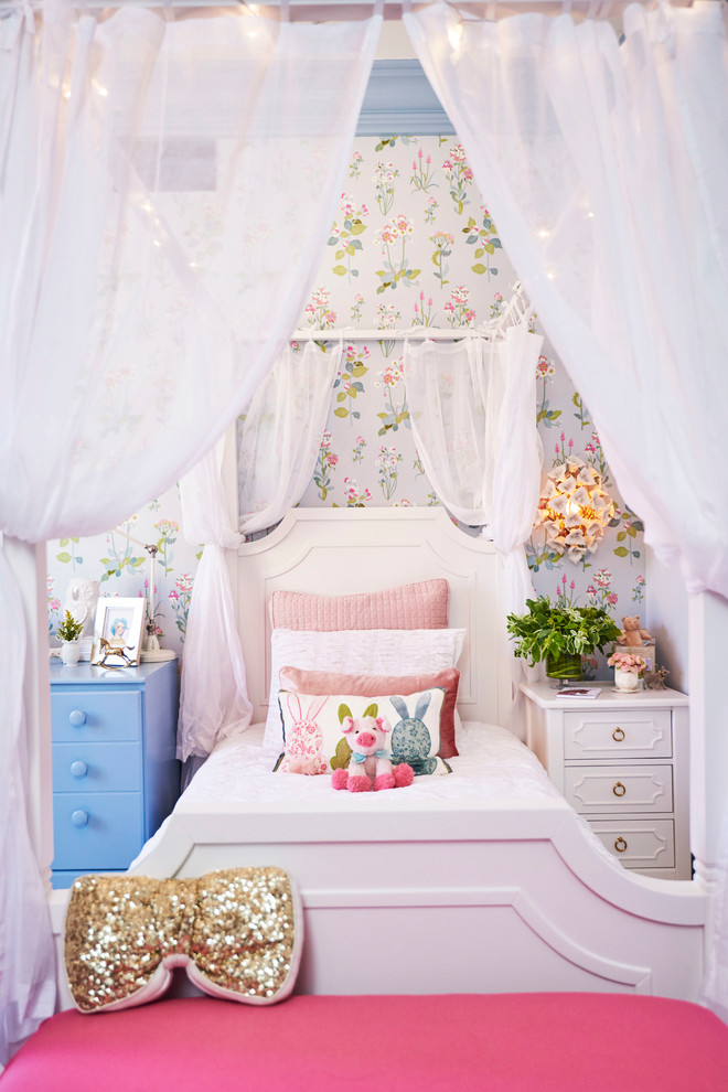 Пример оригинального дизайна: большая детская в стиле шебби-шик с спальным местом, синими стенами и ковровым покрытием для ребенка от 4 до 10 лет, девочки