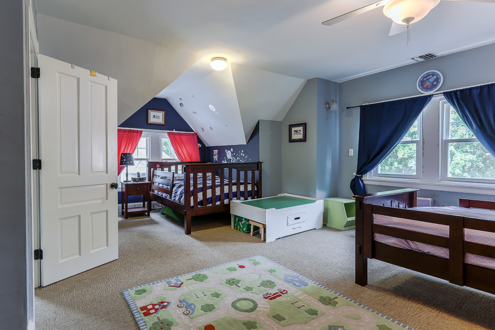 Foto på ett vintage barnrum kombinerat med sovrum, med blå väggar och heltäckningsmatta