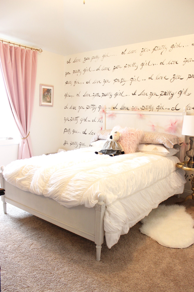 Mittelgroßes Klassisches Mädchenzimmer mit Schlafplatz, weißer Wandfarbe, Teppichboden und beigem Boden in Omaha