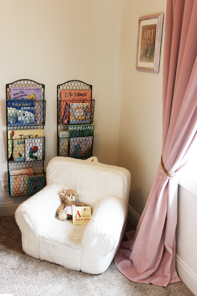 Exemple d'une chambre d'enfant de 1 à 3 ans chic de taille moyenne avec un mur blanc, moquette et un sol beige.