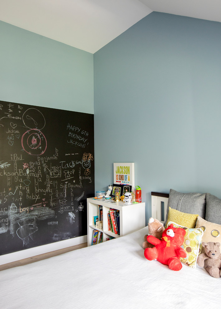 バンクーバーにあるお手頃価格の中くらいなコンテンポラリースタイルのおしゃれな子供部屋 (青い壁、無垢フローリング、児童向け) の写真