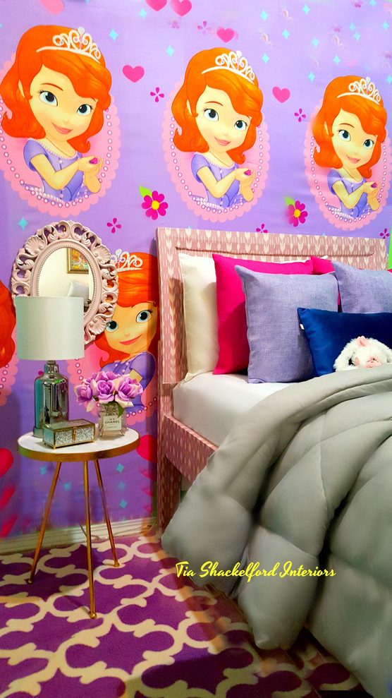 Inspiration for a medium sized traditional kids' bedroom in Los Angeles with carpet.