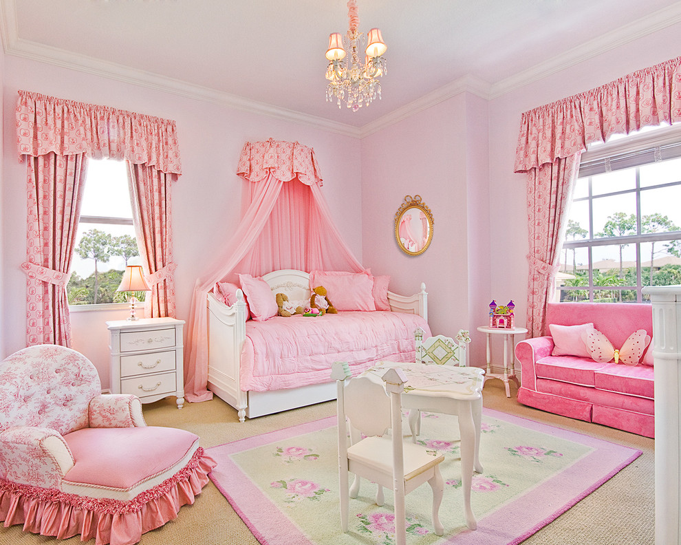 Klassisches Mädchenzimmer mit Schlafplatz, rosa Wandfarbe und Teppichboden in Miami