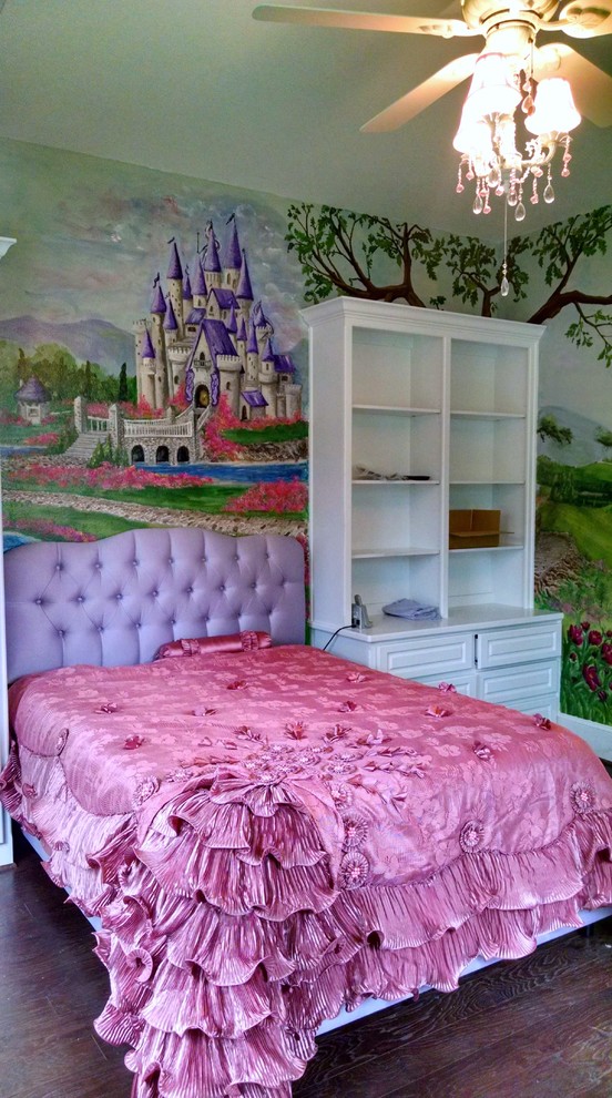 Idéer för ett mellanstort klassiskt flickrum kombinerat med sovrum och för 4-10-åringar, med flerfärgade väggar och mörkt trägolv