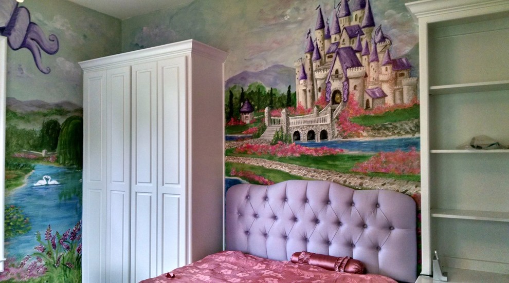 Inredning av ett klassiskt mellanstort flickrum kombinerat med sovrum och för 4-10-åringar, med flerfärgade väggar och mörkt trägolv