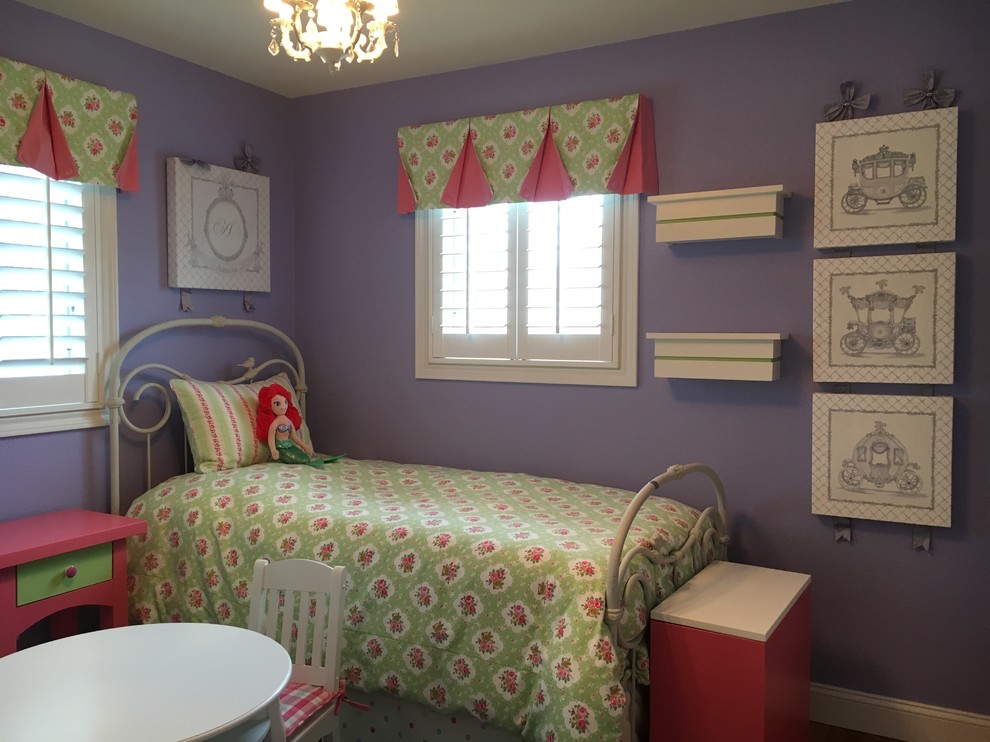 Idéer för ett litet klassiskt barnrum kombinerat med sovrum, med lila väggar och mörkt trägolv