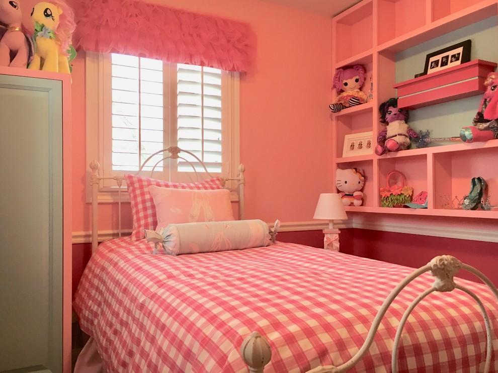 Esempio di una piccola cameretta per bambini da 4 a 10 anni tradizionale con pareti rosa e parquet scuro
