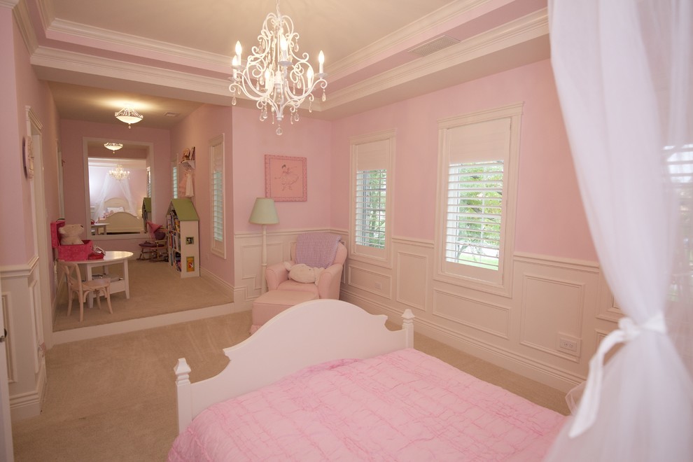 Inredning av ett klassiskt mellanstort barnrum kombinerat med sovrum, med rosa väggar och heltäckningsmatta