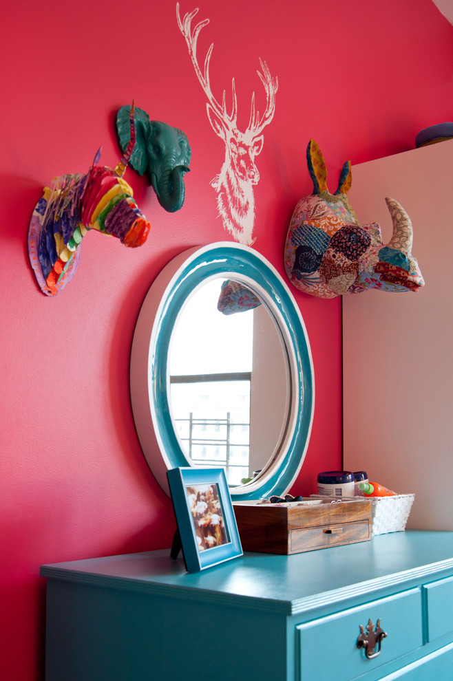 Cette image montre une chambre d'enfant de 4 à 10 ans bohème de taille moyenne avec un mur rose.