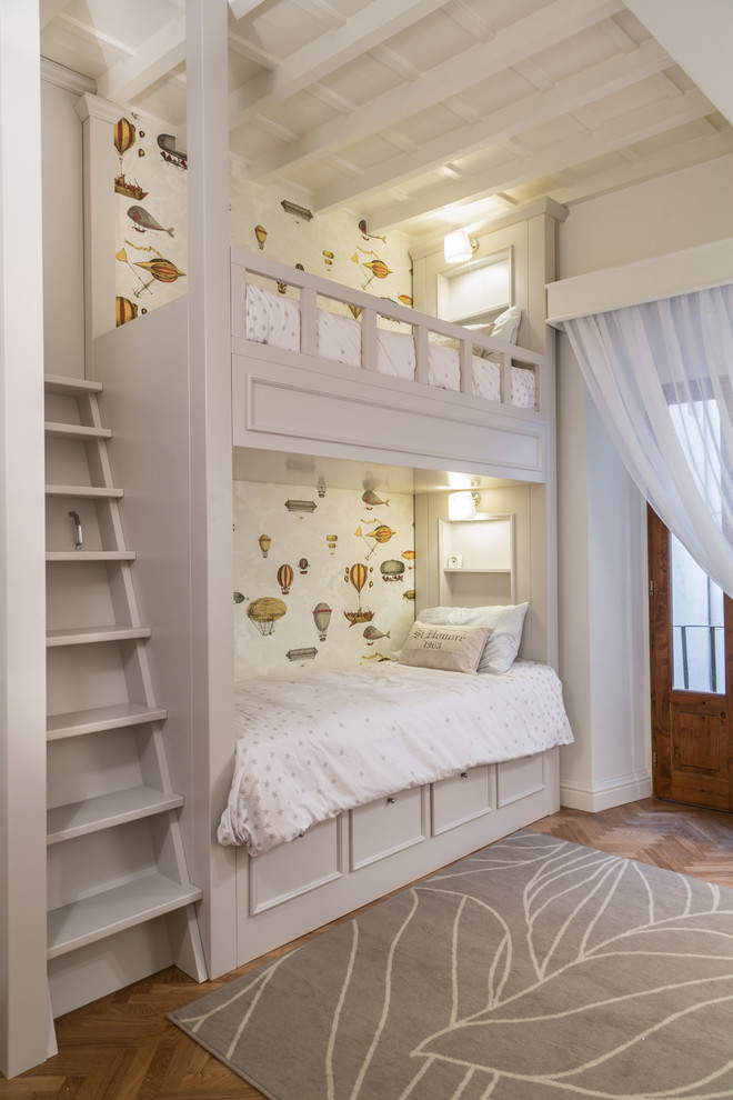 Idée de décoration pour une chambre d'enfant de 4 à 10 ans tradition avec un mur blanc, un sol en bois brun et un lit superposé.