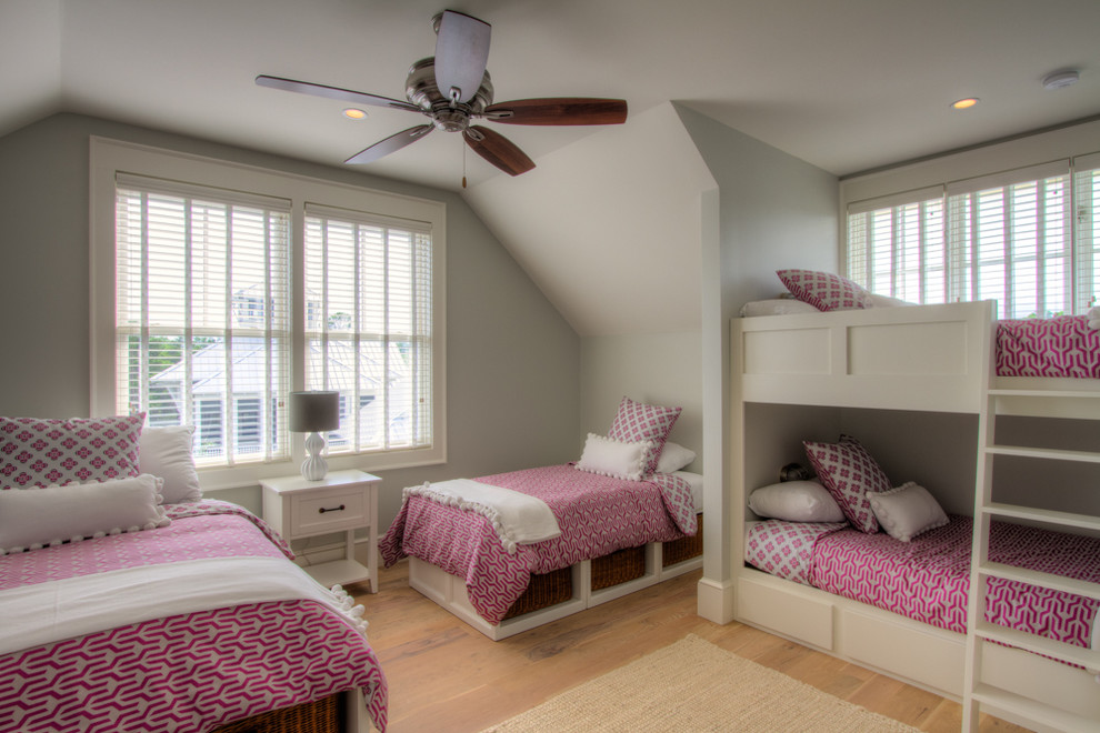Aménagement d'une grande chambre d'enfant bord de mer avec un mur gris, parquet clair et un lit superposé.