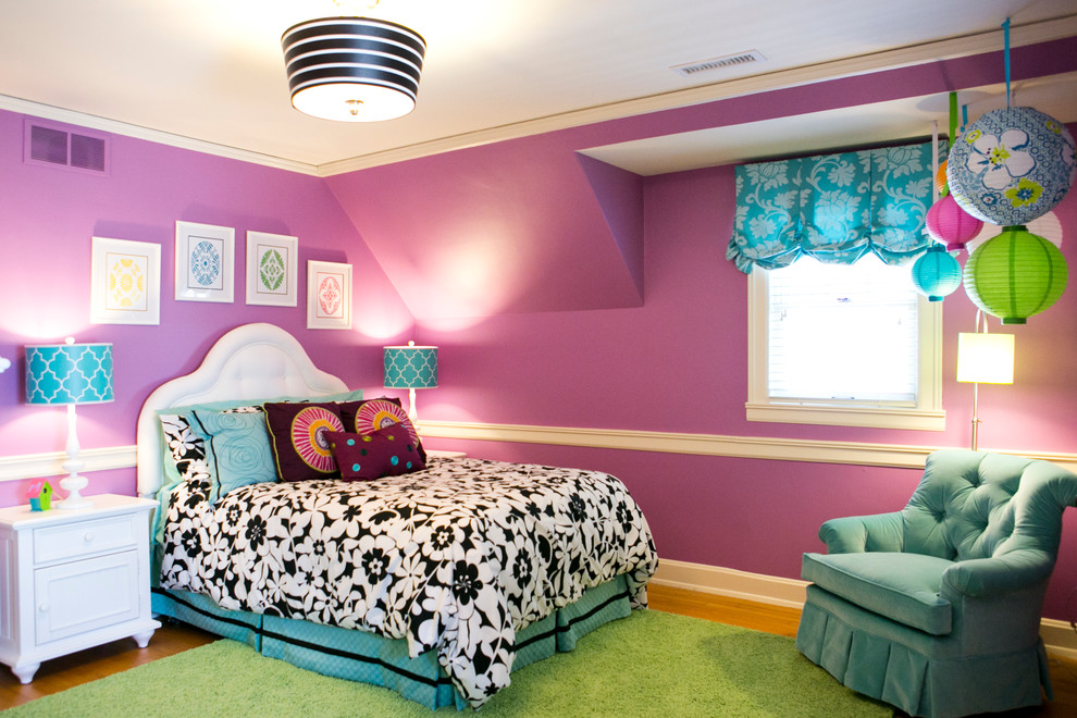 Exemple d'une chambre d'enfant tendance de taille moyenne avec un mur violet et un sol en bois brun.