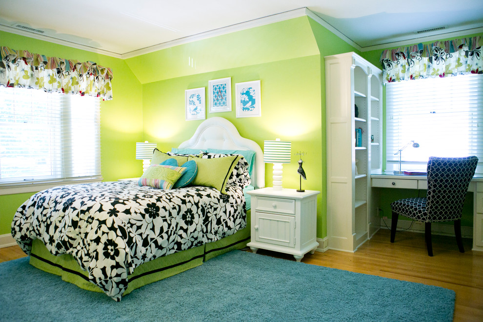 Foto di una cameretta per bambini design di medie dimensioni con pareti verdi e pavimento in legno massello medio