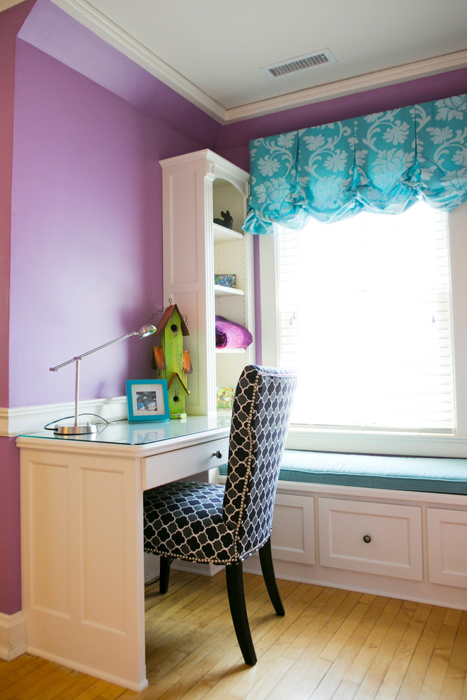 На фото: детская среднего размера в современном стиле с спальным местом, фиолетовыми стенами и паркетным полом среднего тона для подростка, девочки с