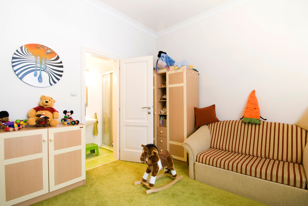 Источник вдохновения для домашнего уюта: нейтральная детская с игровой в современном стиле с белыми стенами и ковровым покрытием для ребенка от 1 до 3 лет
