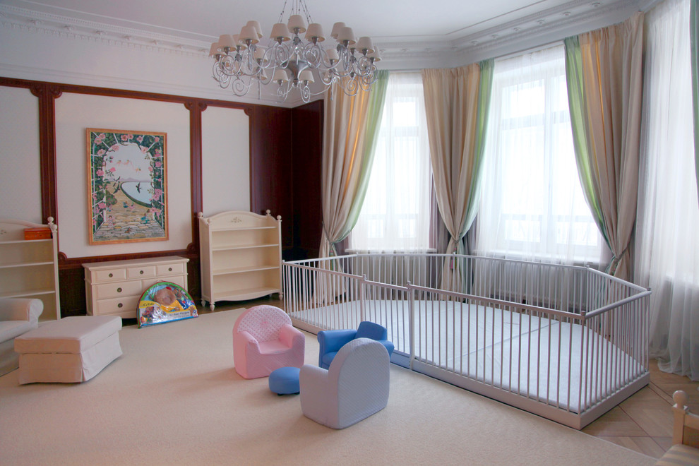 Idéer för ett stort klassiskt könsneutralt småbarnsrum kombinerat med lekrum, med ljust trägolv och flerfärgade väggar