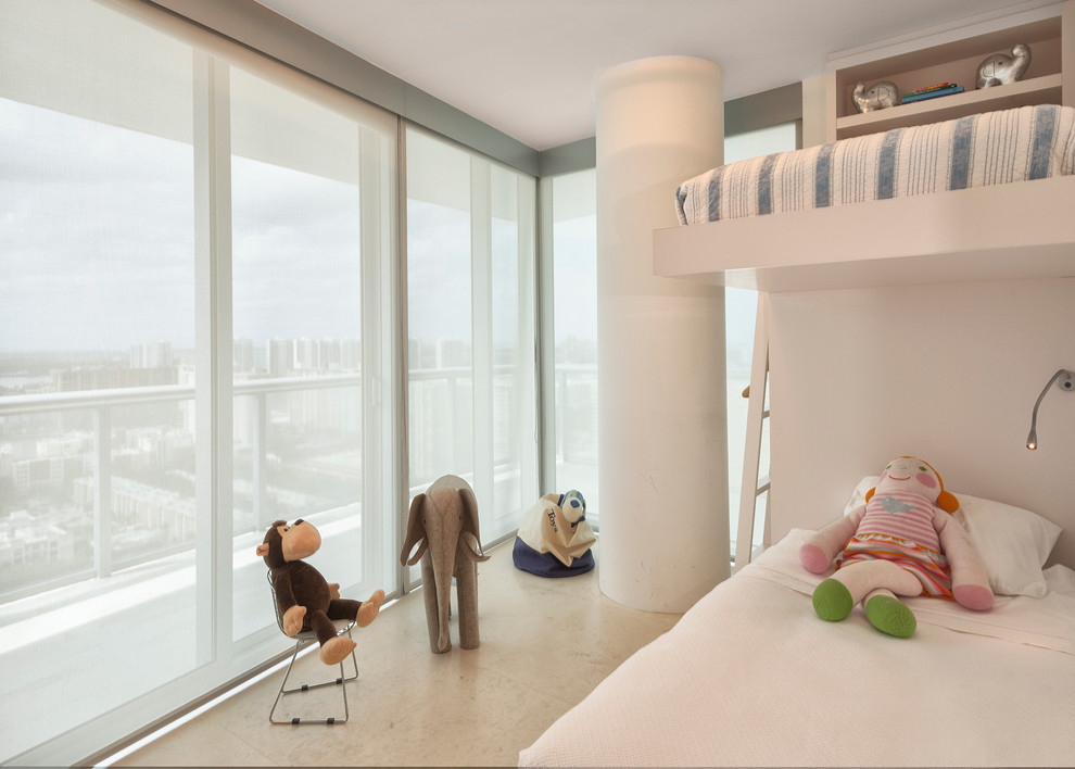 Cette image montre une petite chambre d'enfant de 4 à 10 ans design avec un mur blanc et un sol en calcaire.