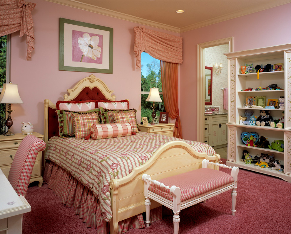 Bild på ett vintage flickrum kombinerat med sovrum och för 4-10-åringar, med rosa väggar och heltäckningsmatta
