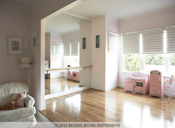 Großes Rustikales Mädchenzimmer mit Spielecke, rosa Wandfarbe und hellem Holzboden in Sonstige