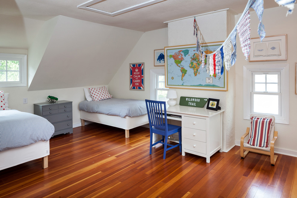 Modelo de habitación infantil unisex de 4 a 10 años clásica con escritorio, paredes blancas y suelo de madera en tonos medios