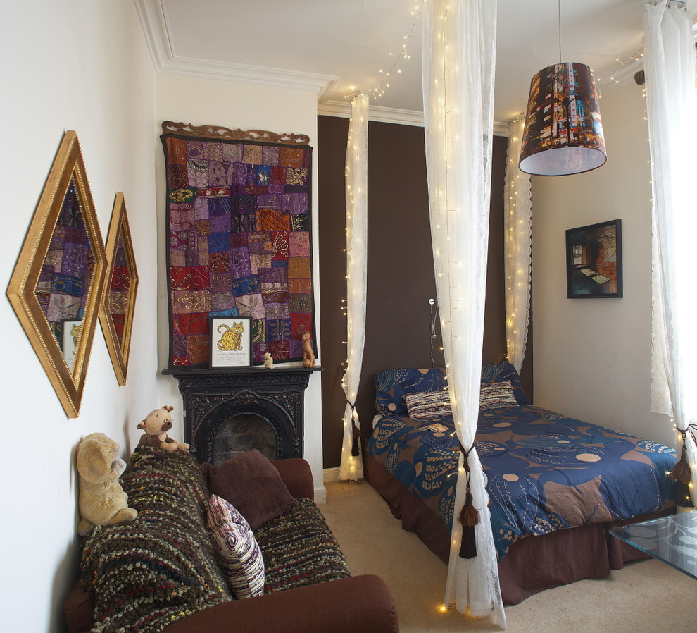 Cette image montre une chambre d'enfant bohème de taille moyenne avec moquette et un mur multicolore.