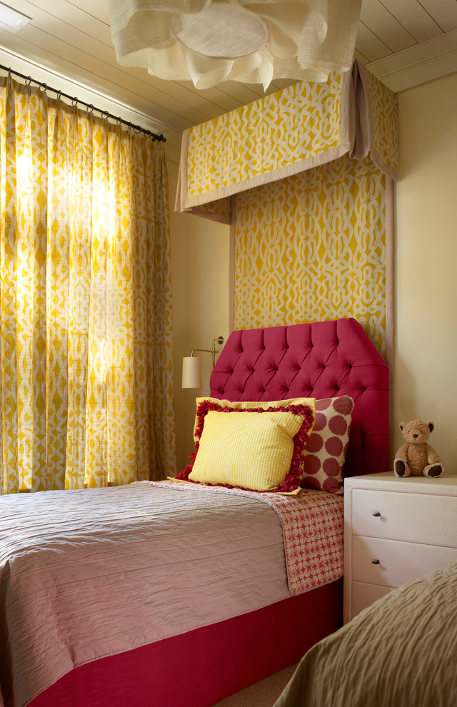 Klassisk inredning av ett flickrum kombinerat med sovrum och för 4-10-åringar, med gula väggar