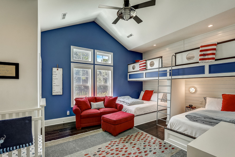 Idée de décoration pour une très grande chambre d'enfant de 4 à 10 ans marine avec parquet foncé, un mur bleu et un lit superposé.
