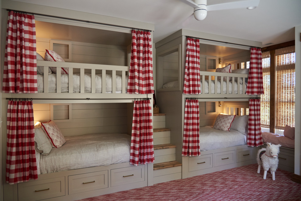 Inredning av ett lantligt flickrum kombinerat med sovrum och för 4-10-åringar, med bruna väggar, heltäckningsmatta och rött golv