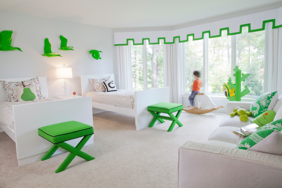 Cette photo montre une chambre d'enfant tendance avec un mur blanc, moquette et un sol beige.