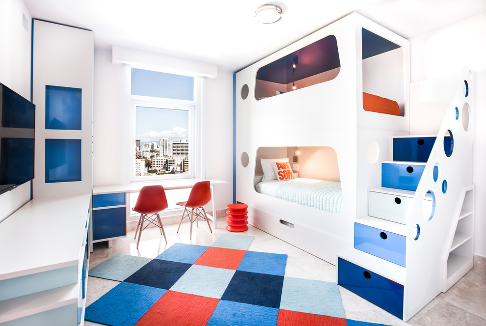 Diseño de dormitorio infantil de 4 a 10 años actual grande con paredes blancas, suelo de baldosas de porcelana y suelo beige