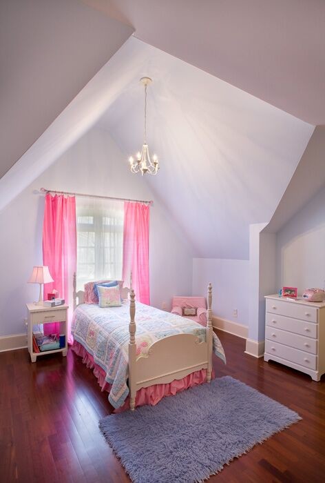 Inspiration för mellanstora flickrum kombinerat med sovrum, med vita väggar och mörkt trägolv