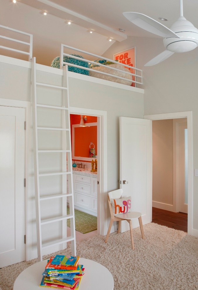Modernes Kinderzimmer mit Schlafplatz, grauer Wandfarbe und Teppichboden in Orange County