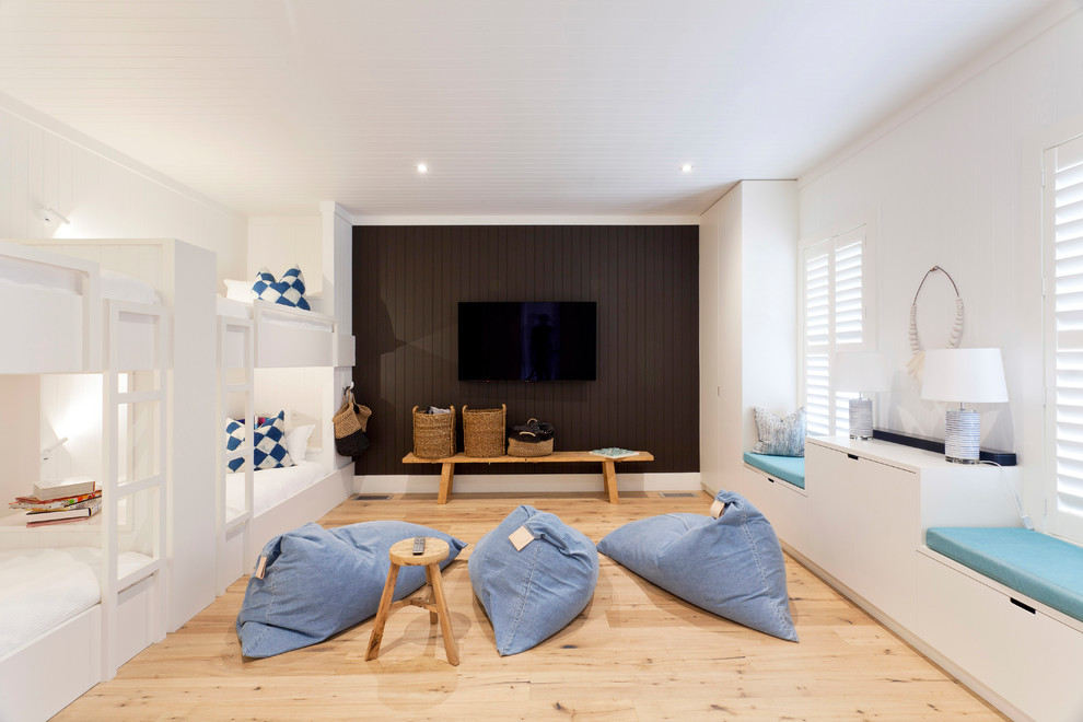 Idee per una cameretta per bambini da 4 a 10 anni stile marino con pareti bianche, parquet chiaro e pavimento marrone