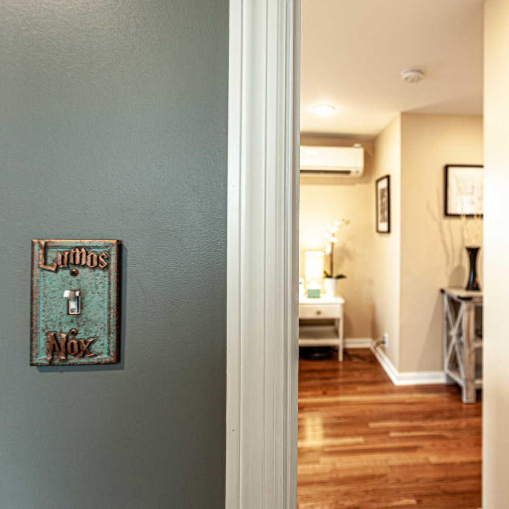 Idéer för ett mellanstort klassiskt pojkrum kombinerat med sovrum, med blå väggar, mellanmörkt trägolv och brunt golv
