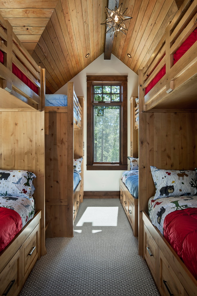 Cette image montre une chambre d'enfant de 4 à 10 ans chalet de taille moyenne avec un mur blanc, moquette, un sol multicolore et un lit superposé.