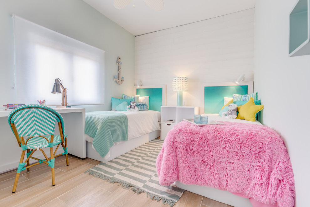 Idéer för maritima flickrum kombinerat med sovrum och för 4-10-åringar, med vita väggar, ljust trägolv och beiget golv