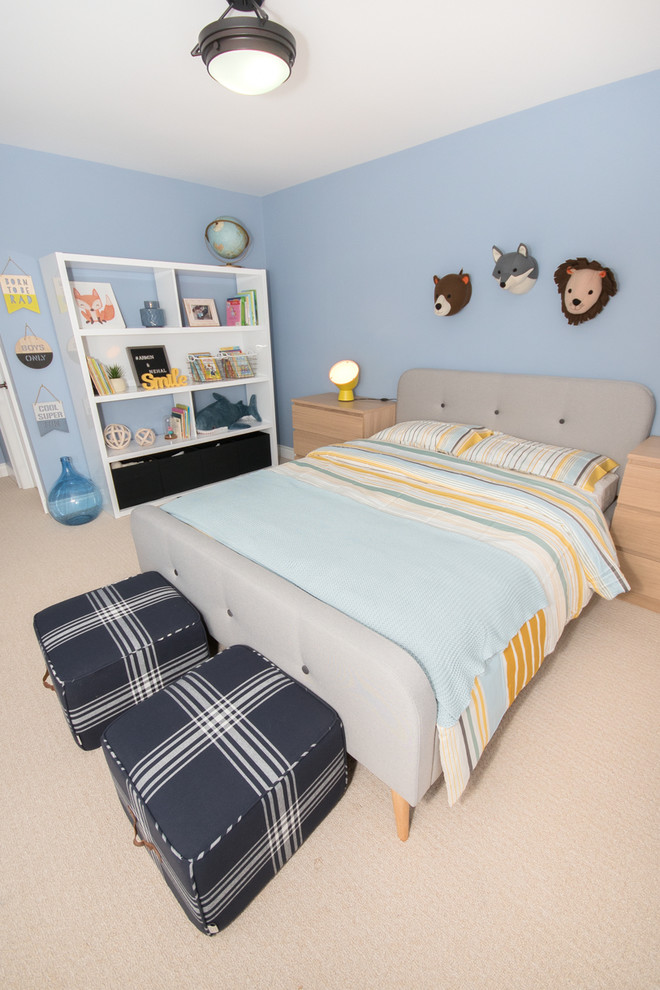 Пример оригинального дизайна: детская среднего размера в современном стиле с спальным местом, синими стенами, ковровым покрытием и бежевым полом для ребенка от 4 до 10 лет, мальчика