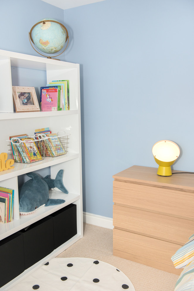Idee per una cameretta per bambini da 4 a 10 anni contemporanea di medie dimensioni con pareti blu, moquette e pavimento beige
