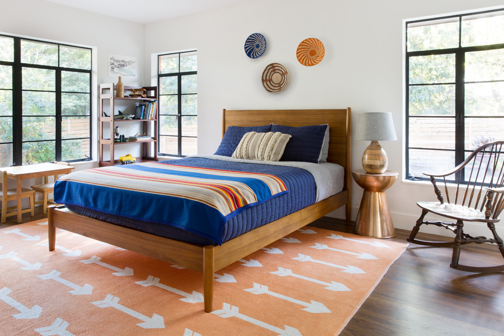 Stilmix Jungszimmer mit Schlafplatz, weißer Wandfarbe, dunklem Holzboden und braunem Boden in Austin